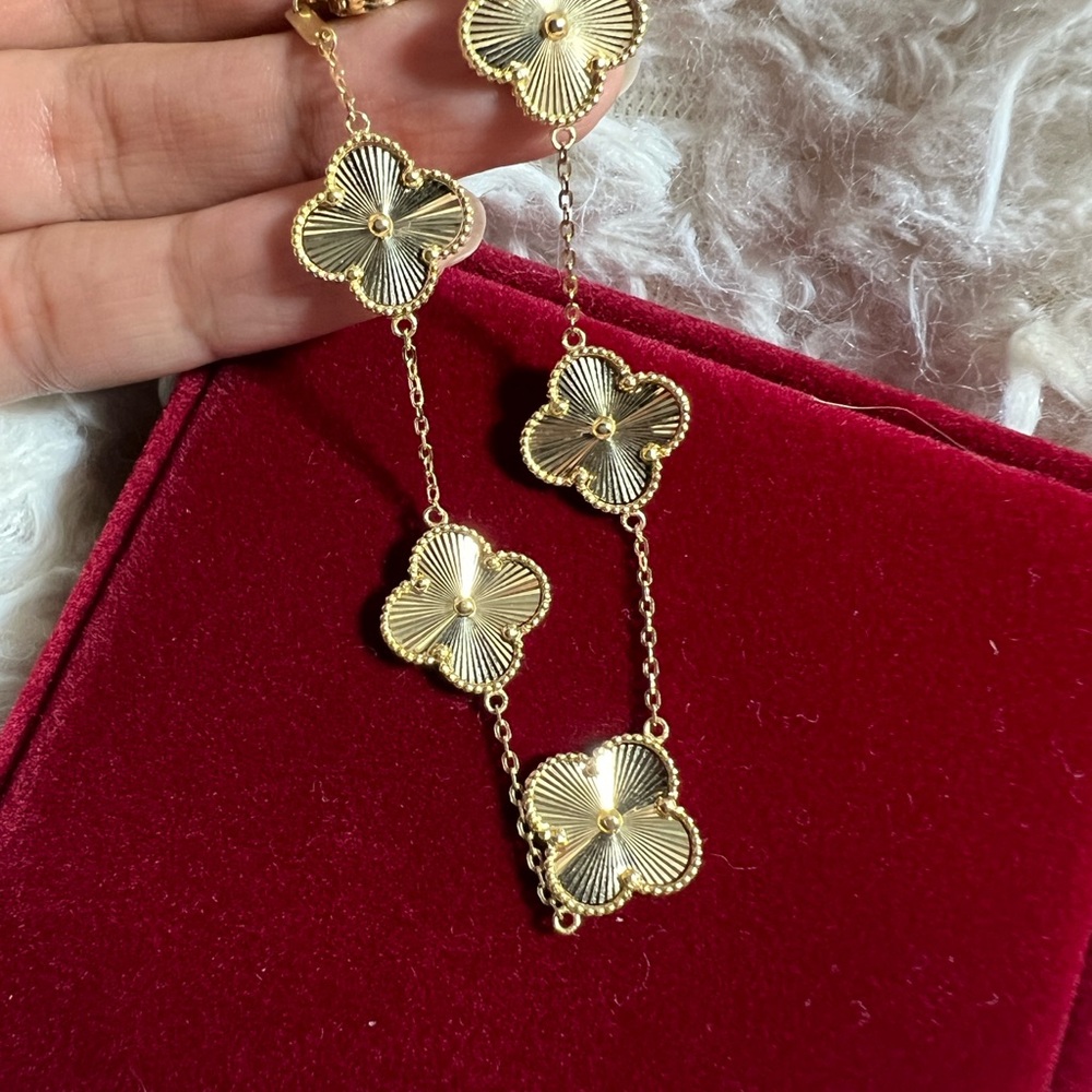 Elegant Gold Flower Bracelet - Picture 5 of 16